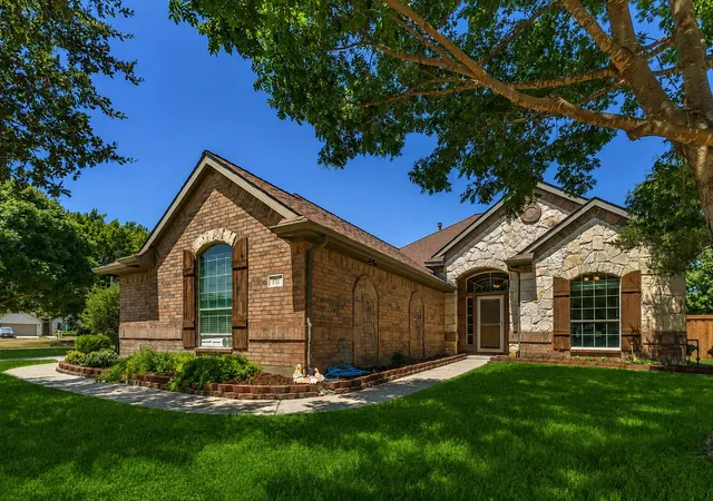 Photo 1 of Single family home for sale at 101 Indian Paint Dr, Justin, TX 76247 | MLS# 21362487 | Listing updated on 2026-10-20