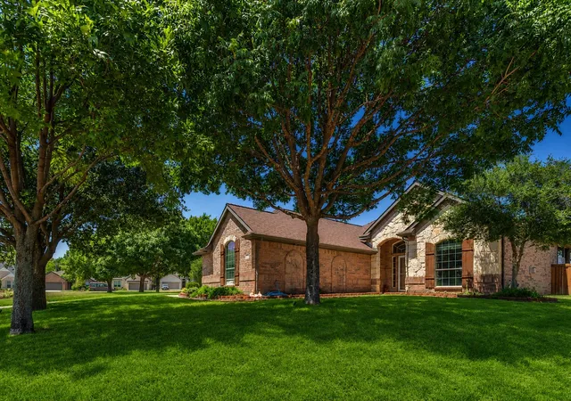 Photo 2 of Single family home for sale at 101 Indian Paint Dr, Justin, TX 76247 | MLS# 21362487 | Listing updated on 2026-10-05