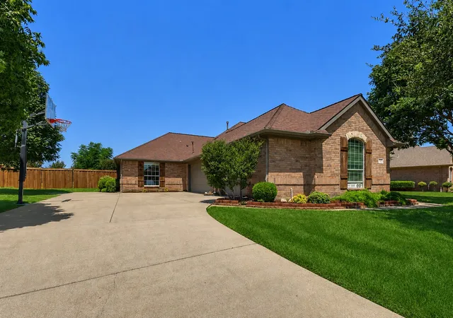 Photo 3 of Single family home for sale at 101 Indian Paint Dr, Justin, TX 76247 | MLS# 21362487 | Listing updated on 2026-10-05