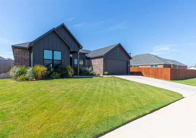 Photo 2 of Sale Pending at 5035 Cranbrook Dr, Abilene, TX 79606 | MLS# 21365848 | Listing updated on 2026-09-28