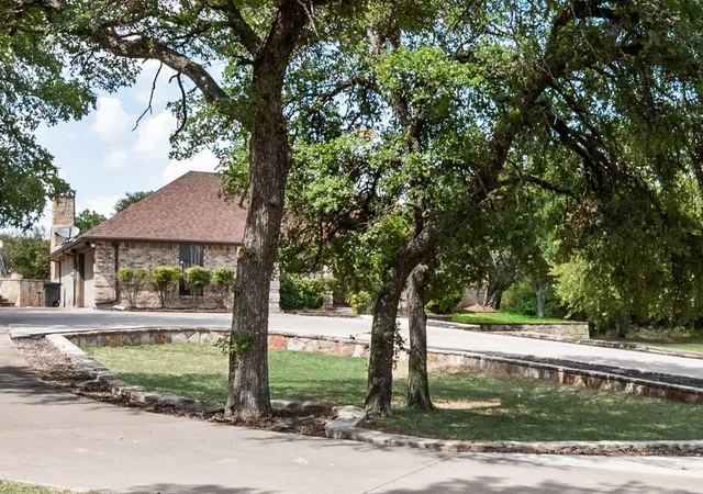 Photo 3 of Single family home for sale at 1205 Florence Dr, Azle, TX 76020 | MLS# 21361943 | Listing updated on 2026-09-12