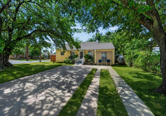 Photo 2 of Sale Pending at 3628 Hampshire Blvd, Fort Worth, TX 76103 | MLS# 21362016 | Listing updated on 2026-09-09