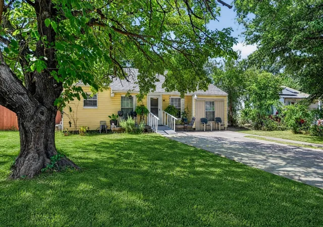 Photo 3 of Sale Pending at 3628 Hampshire Blvd, Fort Worth, TX 76103 | MLS# 21362016 | Listing updated on 2026-09-09
