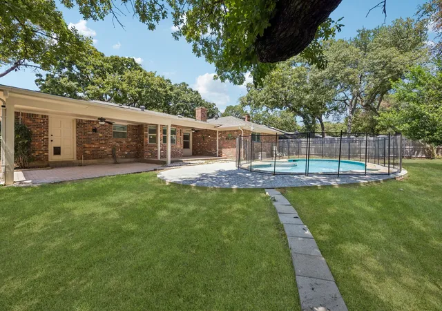 Photo 2 of Single family home for sale at 2701 Baldwin Dr, Arlington, TX 76012 | MLS# 21366279 | Listing updated on 2026-10-07