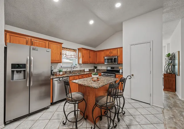 Photo 4 of Single family home for sale at 334 Dalhart Dr, Weatherford, TX 76086 | MLS# 21364680 | Listing updated on 2026-09-13