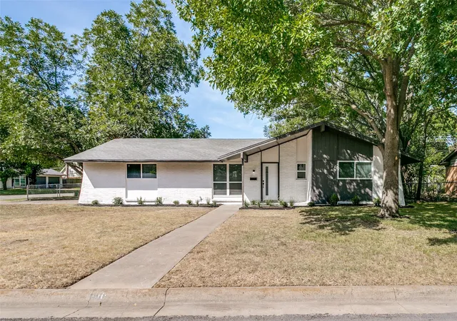 Photo 1 of Single family home for sale at 240 Collins Dr, Burleson, TX 76028 | MLS# 21366399 | Listing updated on 2026-09-12