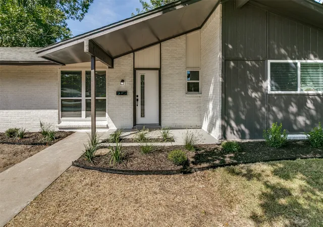 Photo 2 of Single family home for sale at 240 Collins Dr, Burleson, TX 76028 | MLS# 21366399 | Listing updated on 2026-09-12