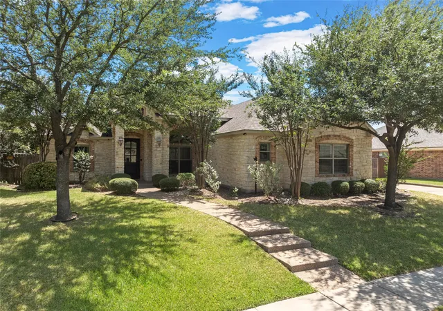 Photo 1 of Sale Pending at 337 Edinburgh Ln, Waco, TX 76712 | MLS# 21365199 | Listing updated on 2026-09-08