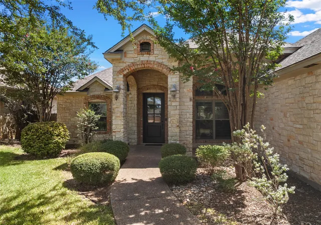 Photo 2 of Sale Pending at 337 Edinburgh Ln, Waco, TX 76712 | MLS# 21365199 | Listing updated on 2026-09-08