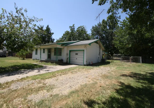 Photo 3 of Single family home for sale at 306 S Austin St, Wolfe City, TX 75496 | MLS# 21366418 | Listing updated on 2026-09-29