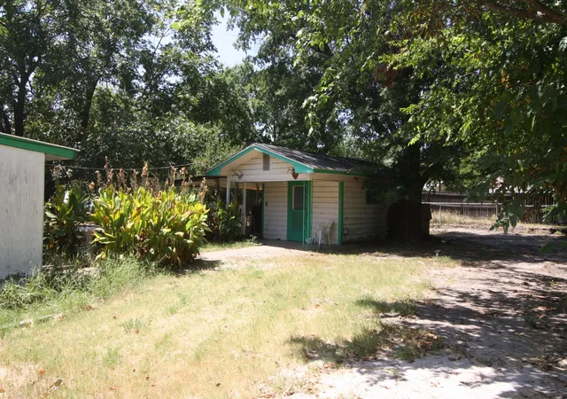 Photo 4 of Single family home for sale at 306 S Austin St, Wolfe City, TX 75496 | MLS# 21366418 | Listing updated on 2026-09-29