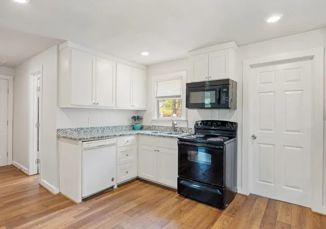 Photo 3 of Single family home for sale at 207 E 4th St, Weatherford, TX 76086 | MLS# 21366304 | Listing updated on 2026-09-09