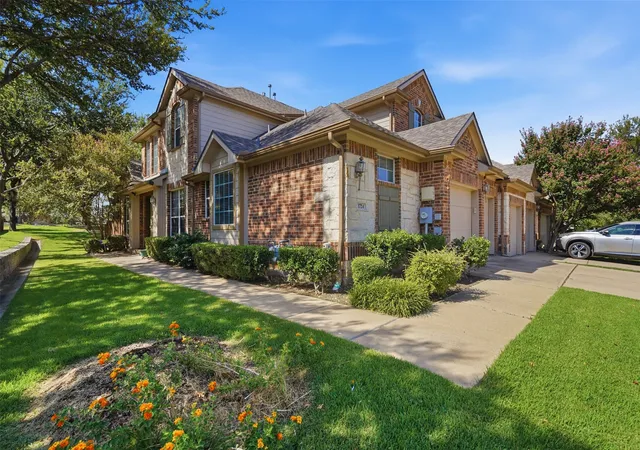 Townhouse for sale at 1724 Brookview Dr, Carrollton, TX 75007 | MLS# 21366135