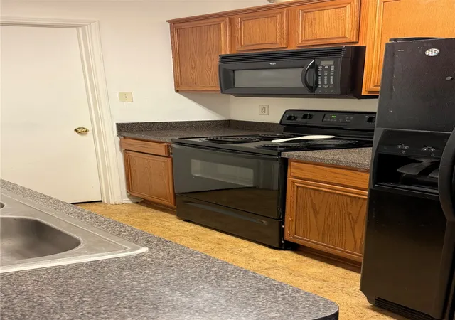 Photo 4 of Single family home for sale at 254 Cliff Heights Cir, Dallas, TX 75241 | MLS# 21344221 | Listing updated on 2026-09-14