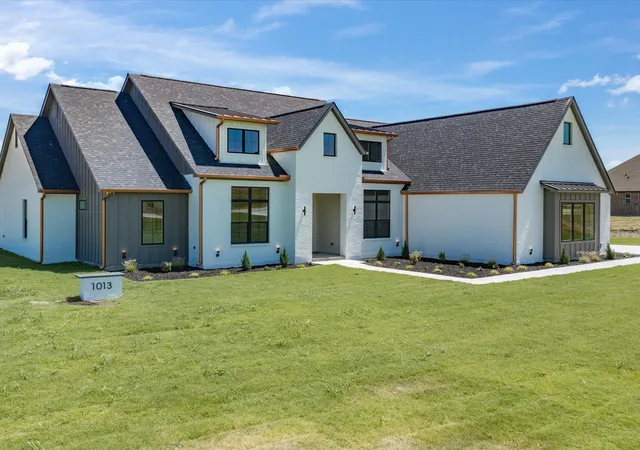 Photo 2 of Sale Pending at 1013 Bear Creek Ranch Rd, Aledo, TX 76008 | MLS# 21365646 | Listing updated on 2026-09-12