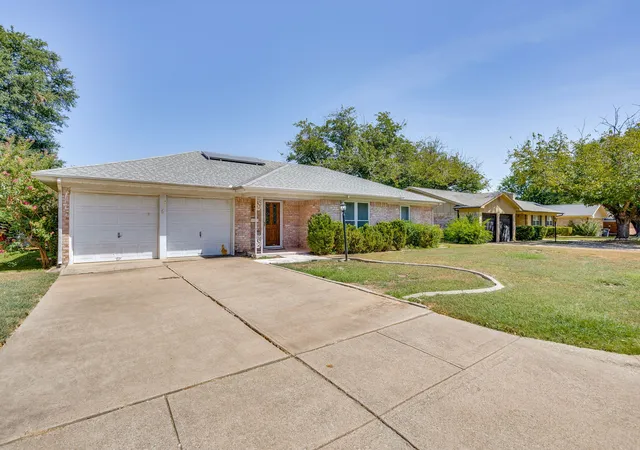 Photo 3 of Sale Pending at 1312 Marlborough Dr, Fort Worth, TX 76134 | MLS# 21363942 | Listing updated on 2026-09-11