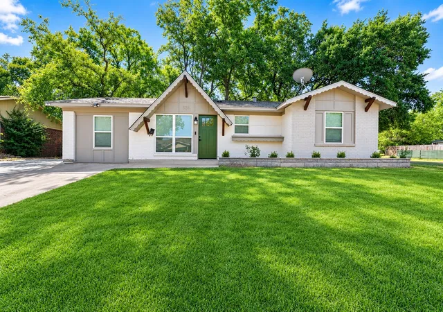Photo 2 of Single family home for sale at 6207 Ivy Hill Rd, Fort Worth, TX 76135 | MLS# 21363083 | Listing updated on 2026-09-14