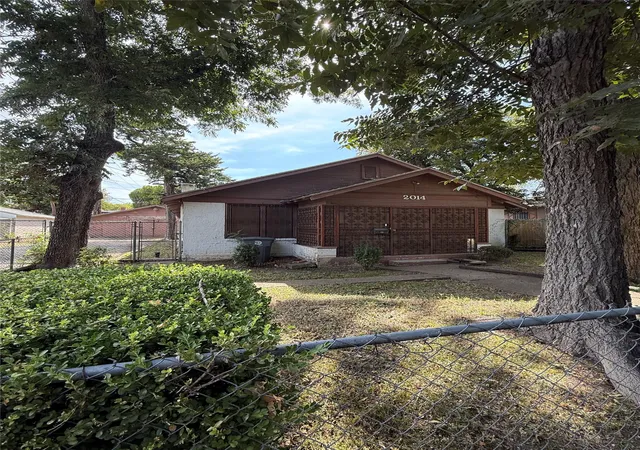 Photo 2 of Sale Pending at 2014 Arizona Ave, Dallas, TX 75216 | MLS# 21366558 | Listing updated on 2026-09-13