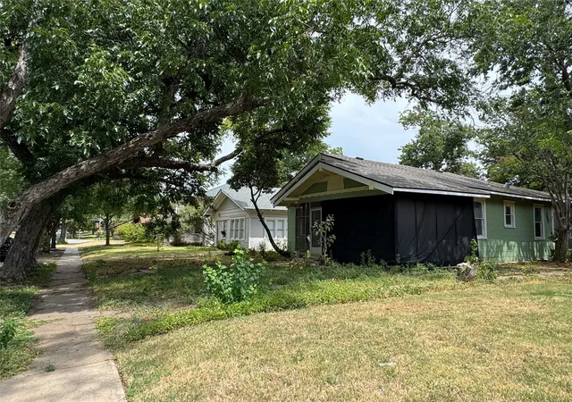 Photo 2 of Single family home for sale at 120 S Montclair Ave, Dallas, TX 75208 | MLS# 21366061 | Listing updated on 2026-09-09