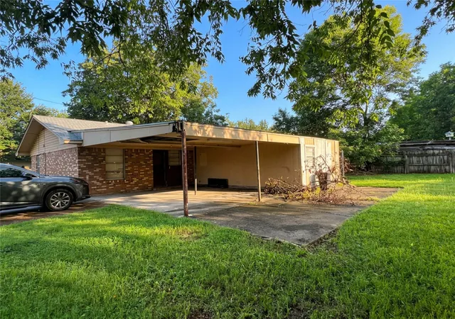 Photo 3 of Single family home for sale at 2602 Mayo St, Commerce, TX 75428 | MLS# 21348843 | Listing updated on 2026-09-26