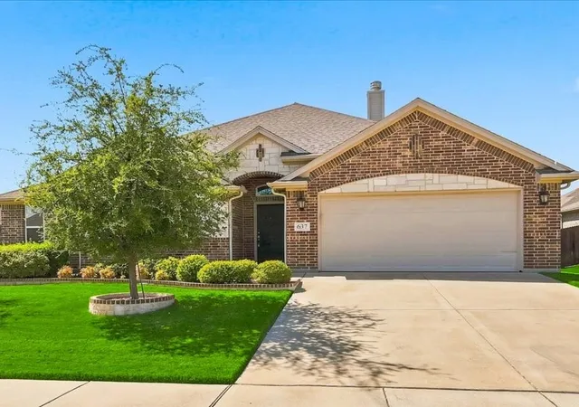 Photo 2 of Single family home for sale at 637 Piper Dr, Saginaw, TX 76179 | MLS# 21366375 | Listing updated on 2026-09-11