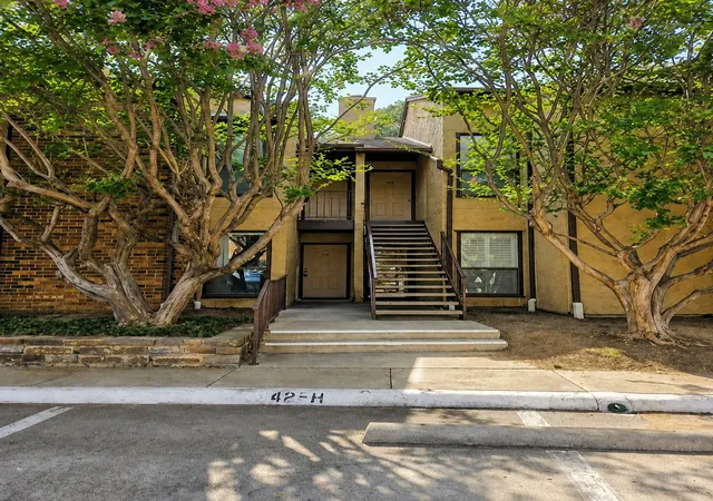 Photo 1 of Townhouse for sale at 2106 Rainbow Dr #4212, Arlington, TX 76011 | MLS# 21366583 | Listing updated on 2026-09-22
