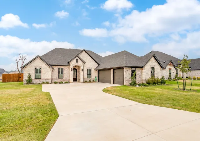 Photo 2 of Single family home for sale at 2172 Middlewood Cir, Granbury, TX 76049 | MLS# 21365712 | Listing updated on 2026-09-12