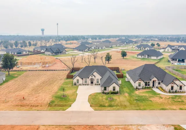 Photo 3 of Single family home for sale at 2172 Middlewood Cir, Granbury, TX 76049 | MLS# 21365712 | Listing updated on 2026-09-12
