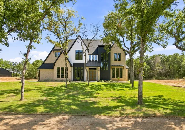 Photo 3 of Single family home for sale at 124 Cedar Springs Dr, Decatur, TX 76234 | MLS# 21365310 | Listing updated on 2026-09-09