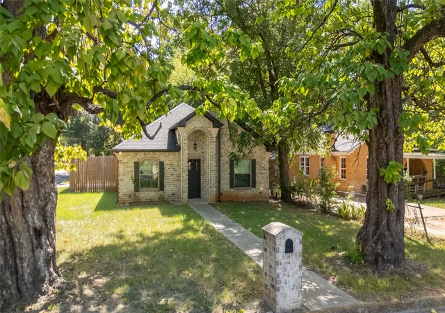 Photo 1 of Single family home for sale at 1315 N Ross Ave, Tyler, TX 75702 | MLS# 21366123 | Listing updated on 2026-10-04