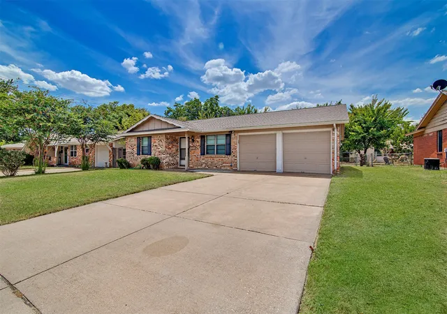 Photo 3 of Sale Pending at 509 Nw Renfro St, Burleson, TX 76028 | MLS# 21364180 | Listing updated on 2026-09-09