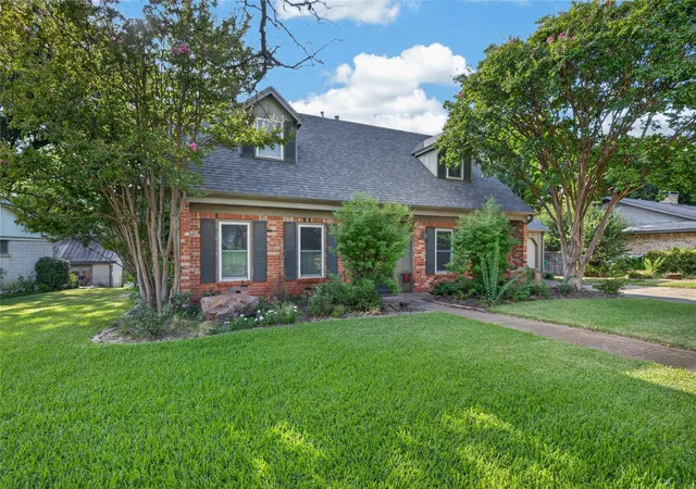 Photo 1 of Sale Pending at 2710 Devonshire Dr, Sherman, TX 75092 | MLS# 21365525 | Listing updated on 2026-09-26