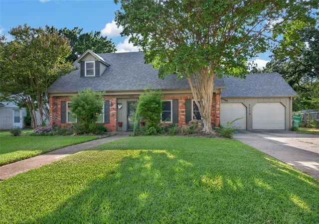 Photo 2 of Sale Pending at 2710 Devonshire Dr, Sherman, TX 75092 | MLS# 21365525 | Listing updated on 2026-09-26