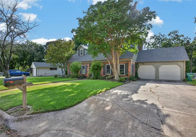 Photo 3 of Sale Pending at 2710 Devonshire Dr, Sherman, TX 75092 | MLS# 21365525 | Listing updated on 2026-09-26