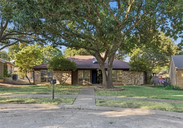 Photo 1 of Single family home for sale at 5 Shannon Ct, Richardson, TX 75082 | MLS# 21366862 | Listing updated on 2026-10-06
