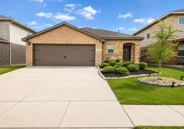 Photo 1 of Sale Pending at 917 Sunrise Ln, Royse City, TX 75189 | MLS# 21366896 | Listing updated on 2026-09-15