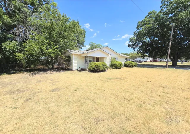 Photo 2 of Single family home for sale at 309 Decatur St, Bowie, TX 76230 | MLS# 21366015 | Listing updated on 2026-09-13