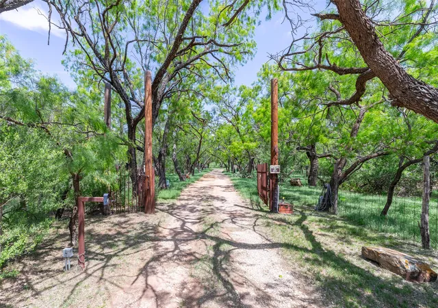 Photo 2 of Sale Pending at 1010 Mesquite Ln, Abilene, TX 79601 | MLS# 21366761 | Listing updated on 2026-09-21