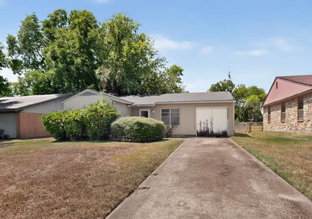 Photo 1 of Sale Pending at 2225 Mayfair St, Ennis, TX 75119 | MLS# 21366433 | Listing updated on 2026-09-11