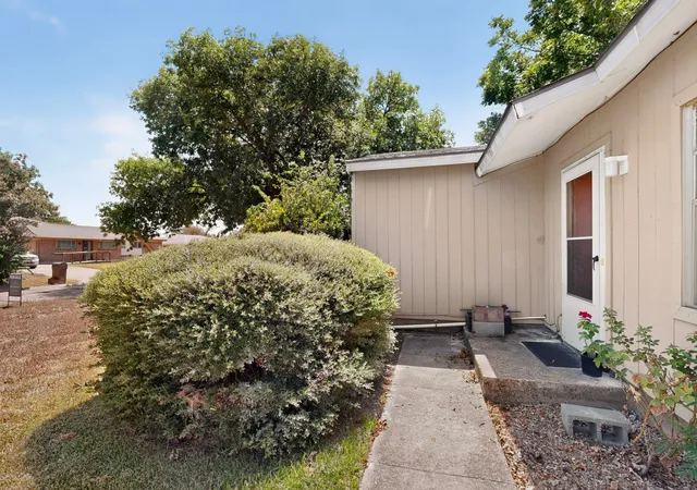 Photo 2 of Sale Pending at 2225 Mayfair St, Ennis, TX 75119 | MLS# 21366433 | Listing updated on 2026-09-11