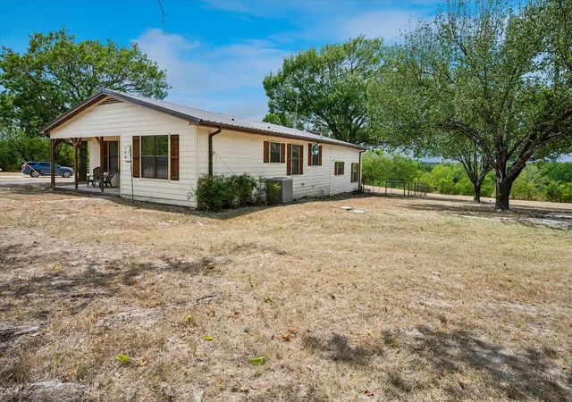 Photo 4 of Single family home for sale at 1501 Andy Thomas Rd, Whitewright, TX 75491 | MLS# 21367008 | Listing updated on 2026-09-24