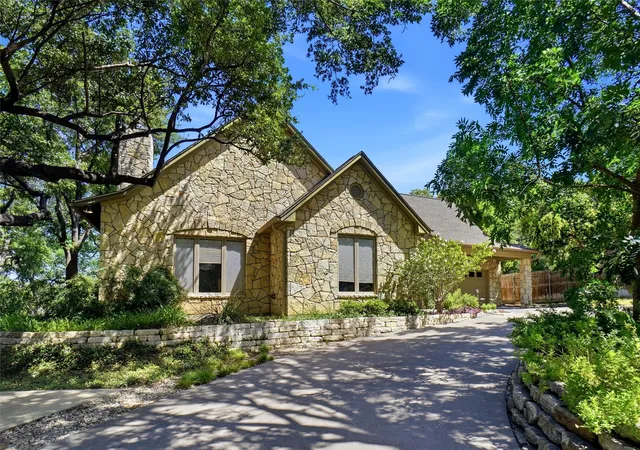 Photo 1 of Sale Pending at 1924 Kensington Dr, Fort Worth, TX 76110 | MLS# 21366840 | Listing updated on 2026-09-11