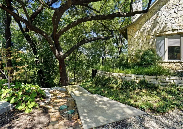 Photo 2 of Sale Pending at 1924 Kensington Dr, Fort Worth, TX 76110 | MLS# 21366840 | Listing updated on 2026-09-11