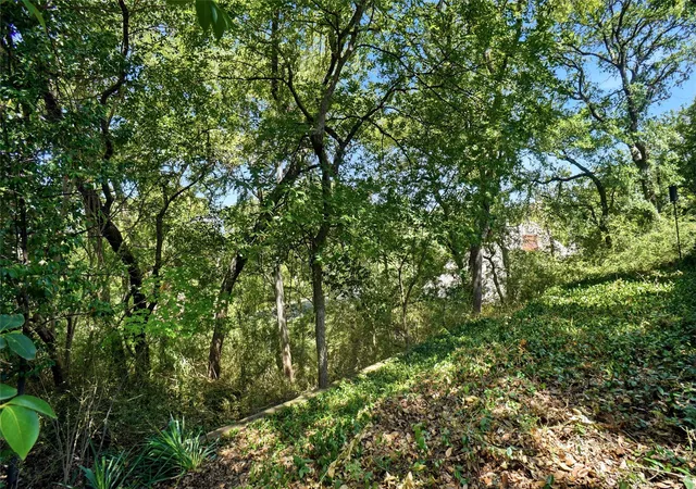 Photo 2 of Sale Pending at 1924 Kensington Dr, Fort Worth, TX 76110 | MLS# 21366840 | Listing updated on 2026-09-11