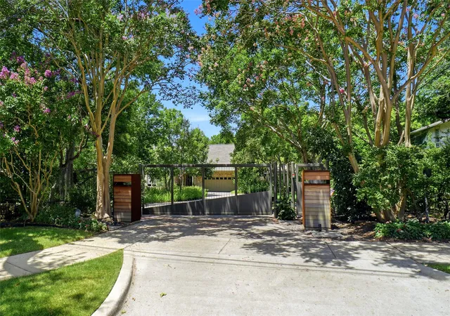 Photo 3 of Sale Pending at 1924 Kensington Dr, Fort Worth, TX 76110 | MLS# 21366840 | Listing updated on 2026-09-11