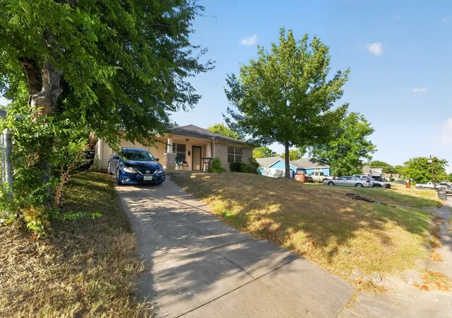 Photo 3 of Single family home for sale at 5532 Fernander Dr, Fort Worth, TX 76107 | MLS# 21365422 | Listing updated on 2026-09-10