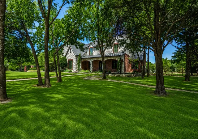 Photo 2 of Sale Pending at 424 Wyndemere Blvd, Heath, TX 75032 | MLS# 21366695 | Listing updated on 2026-09-09