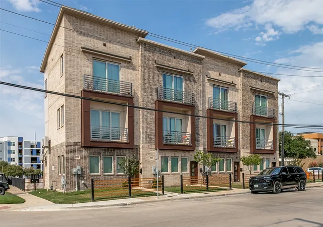 Photo 2 of Townhouse for sale at 324 Feliks Gwozdz Pl, Fort Worth, TX 76104 | MLS# 21367106 | Listing updated on 2026-09-12