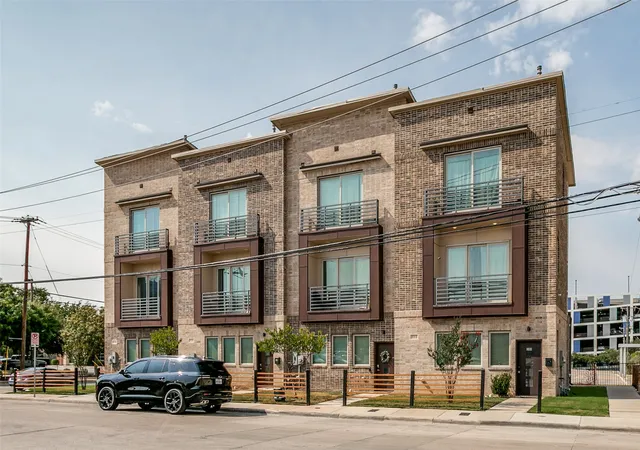 Photo 4 of Townhouse for sale at 324 Feliks Gwozdz Pl, Fort Worth, TX 76104 | MLS# 21367106 | Listing updated on 2026-09-12
