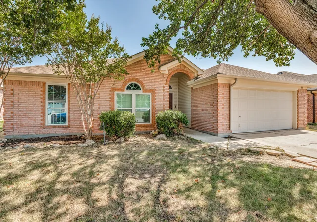 Photo 3 of Single family home for sale at 540 Cambridge Dr, Saginaw, TX 76179 | MLS# 21364838 | Listing updated on 2026-10-05